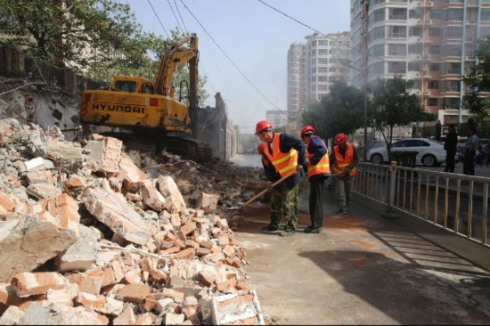 济南拆违拆临最新动态,小巷风情小店成焦点