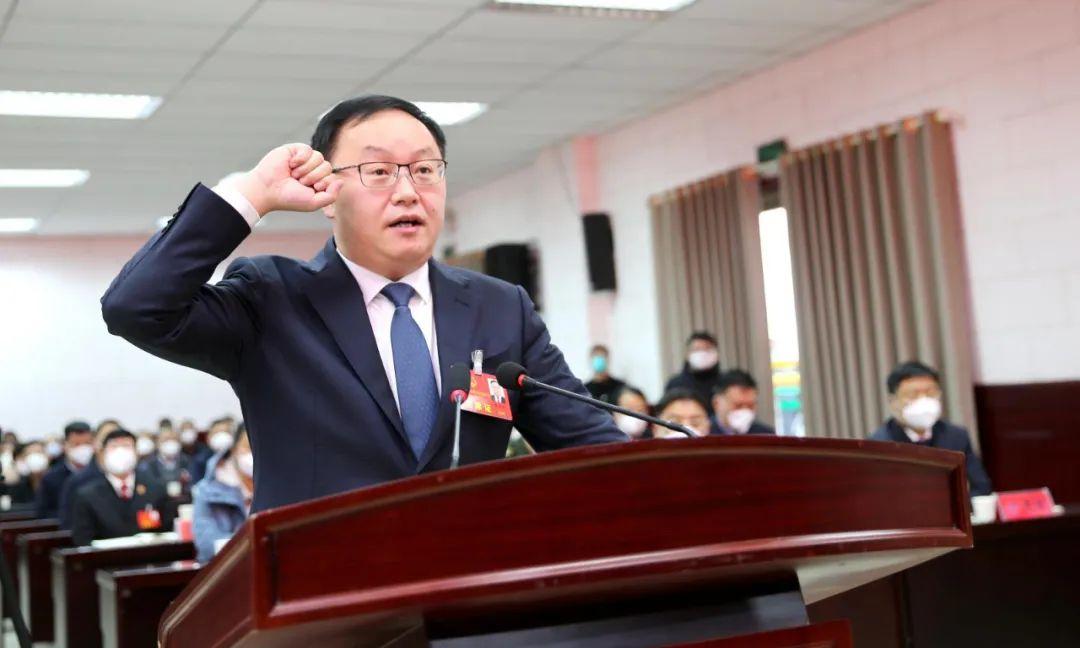 人事变迁中的学习之路，铸就自信与成就的未来
