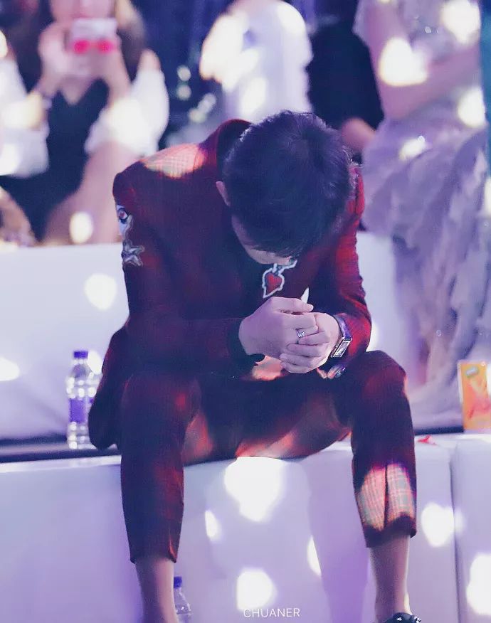 易烊千玺最新动态揭秘,小巷中的隐藏宝藏之旅