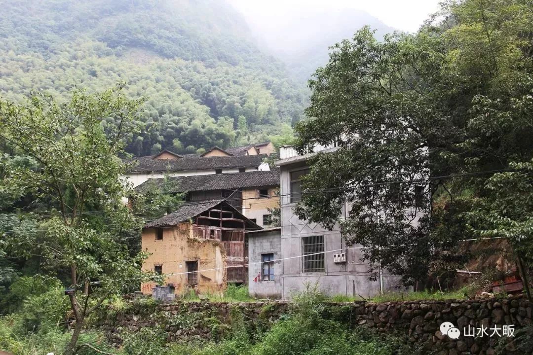 担山村小巷中的独特风味，一家特色小店带你探寻别样风情