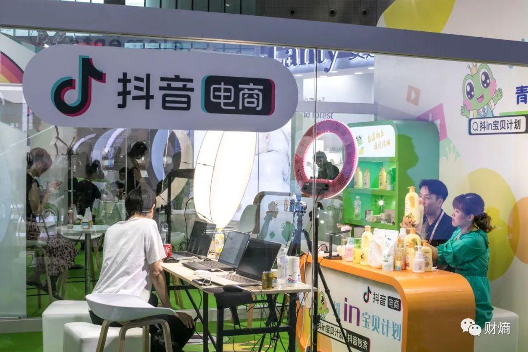 抖音上市掀起全民热潮，小杨和朋友们的抖音日常