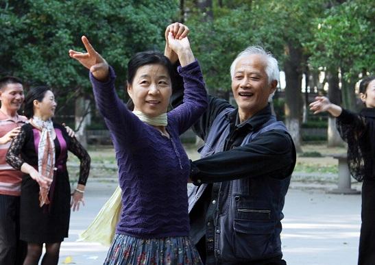 最新广场舞舞蹈，舞动中的温情纽带，展现时代风采